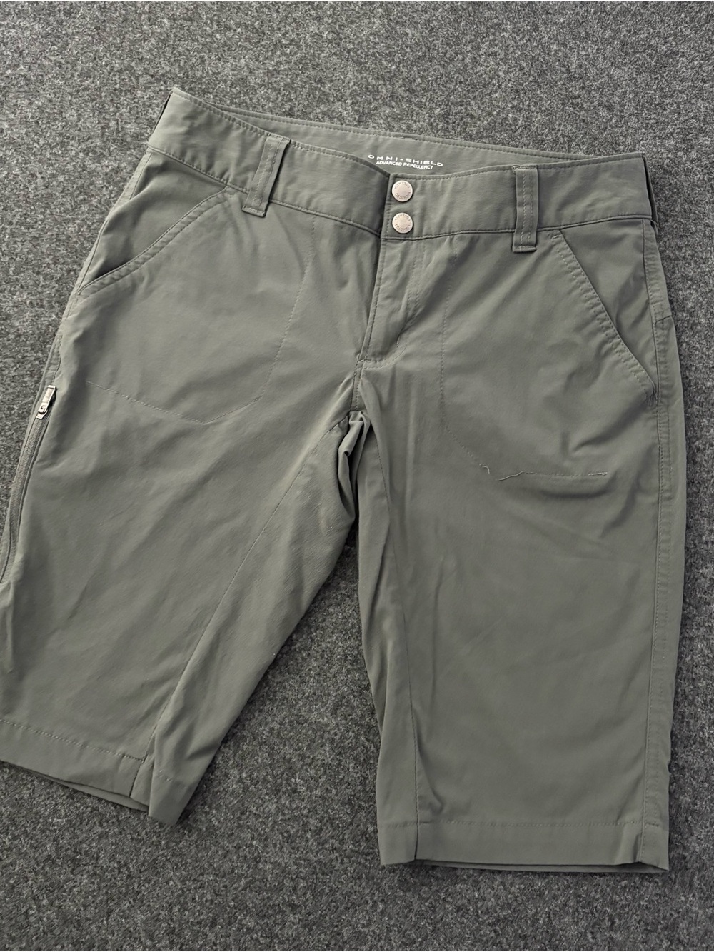 Columbia Women’s Sz 4 12L Light Grey Omni-Shield Shorts Outdoor Hiking Athletic